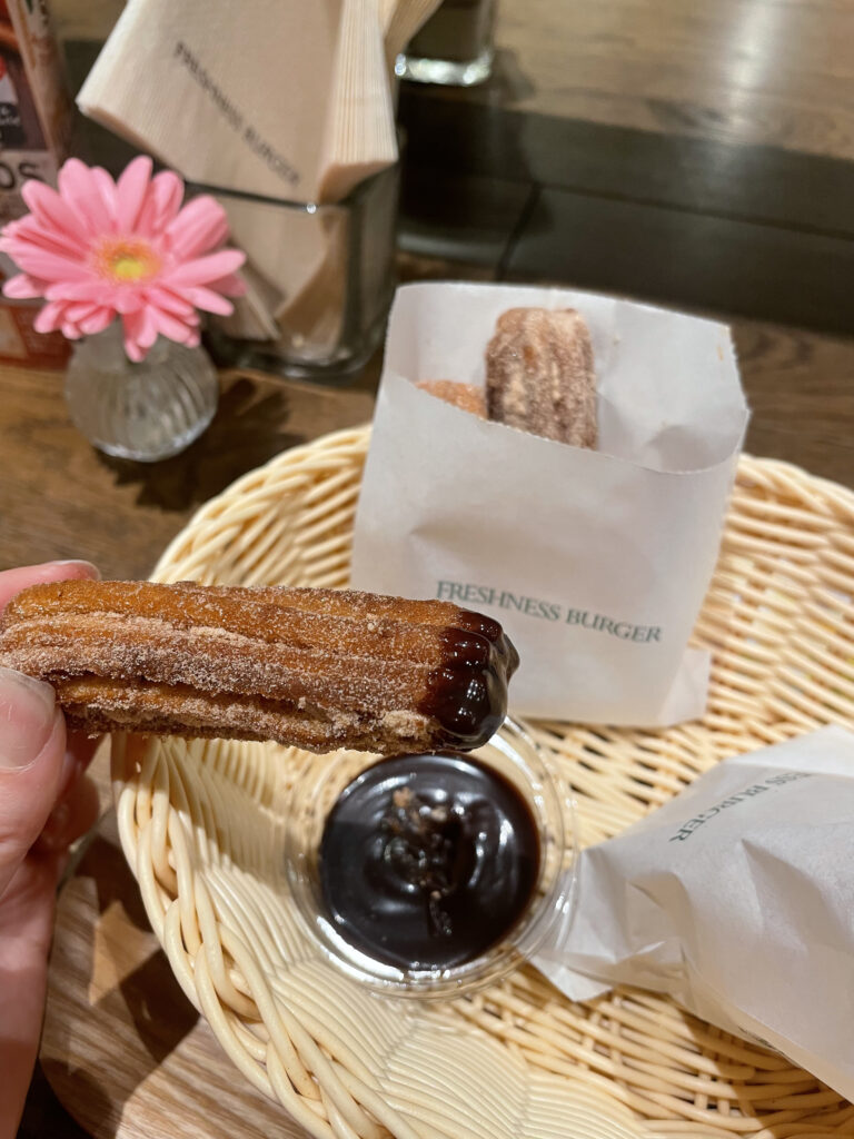 フレッシュネスバーガーのチュロスはシナモンがたっぷりで美味しい