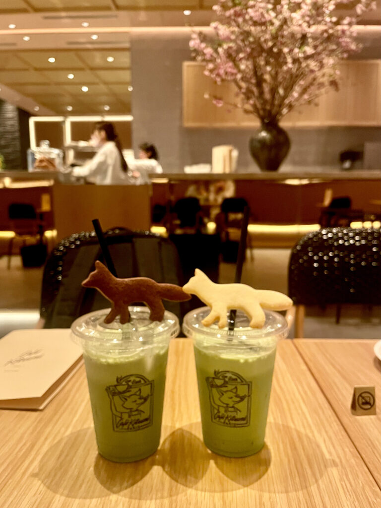 Cafe Kitsune Osakaの抹茶ラテとキツネサブレを注文したら絶対写真にこうやって撮りたくなるんですよね。