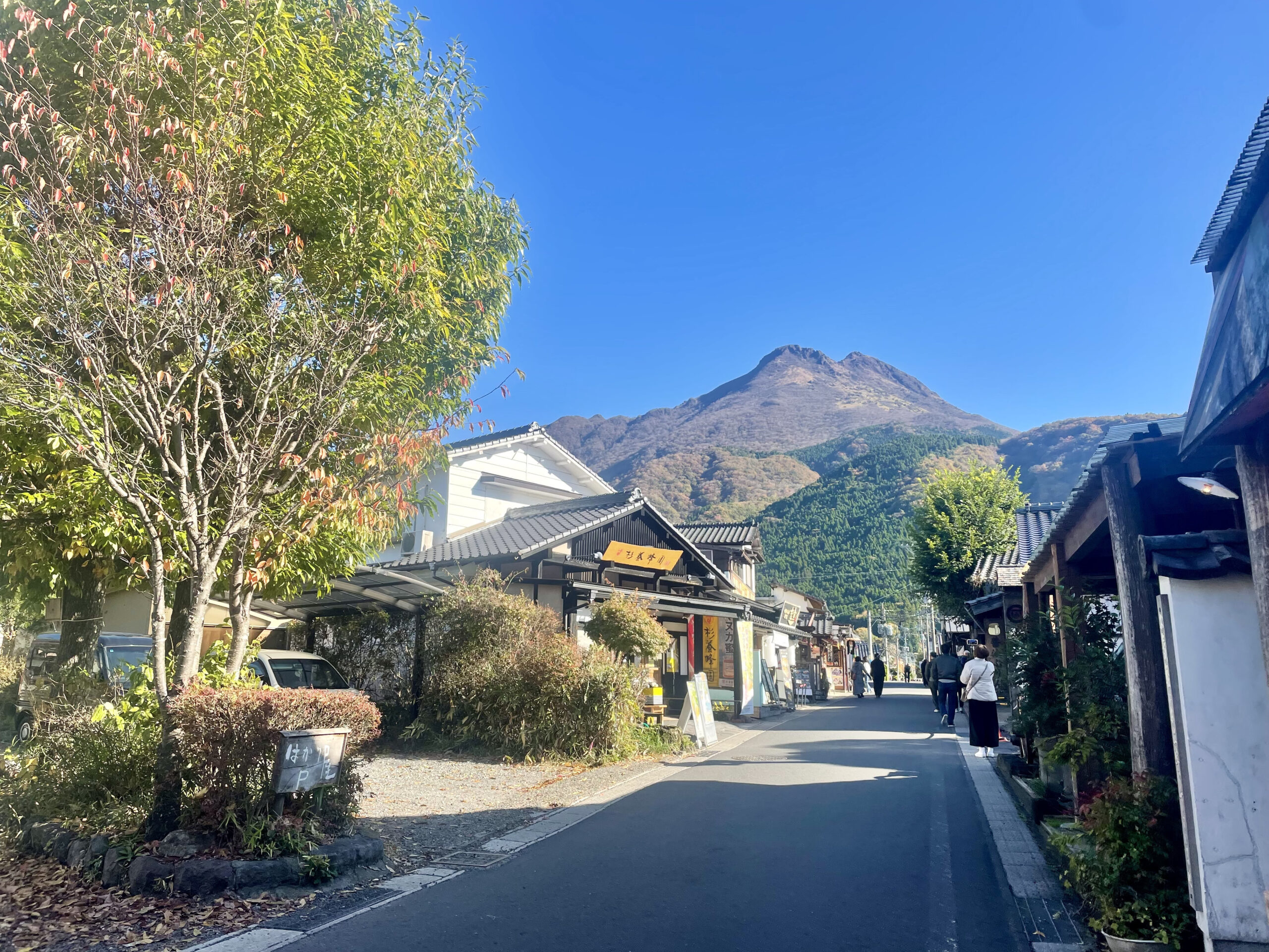 由布岳の麓に広がる小さな温泉町、湯布院の町並み。