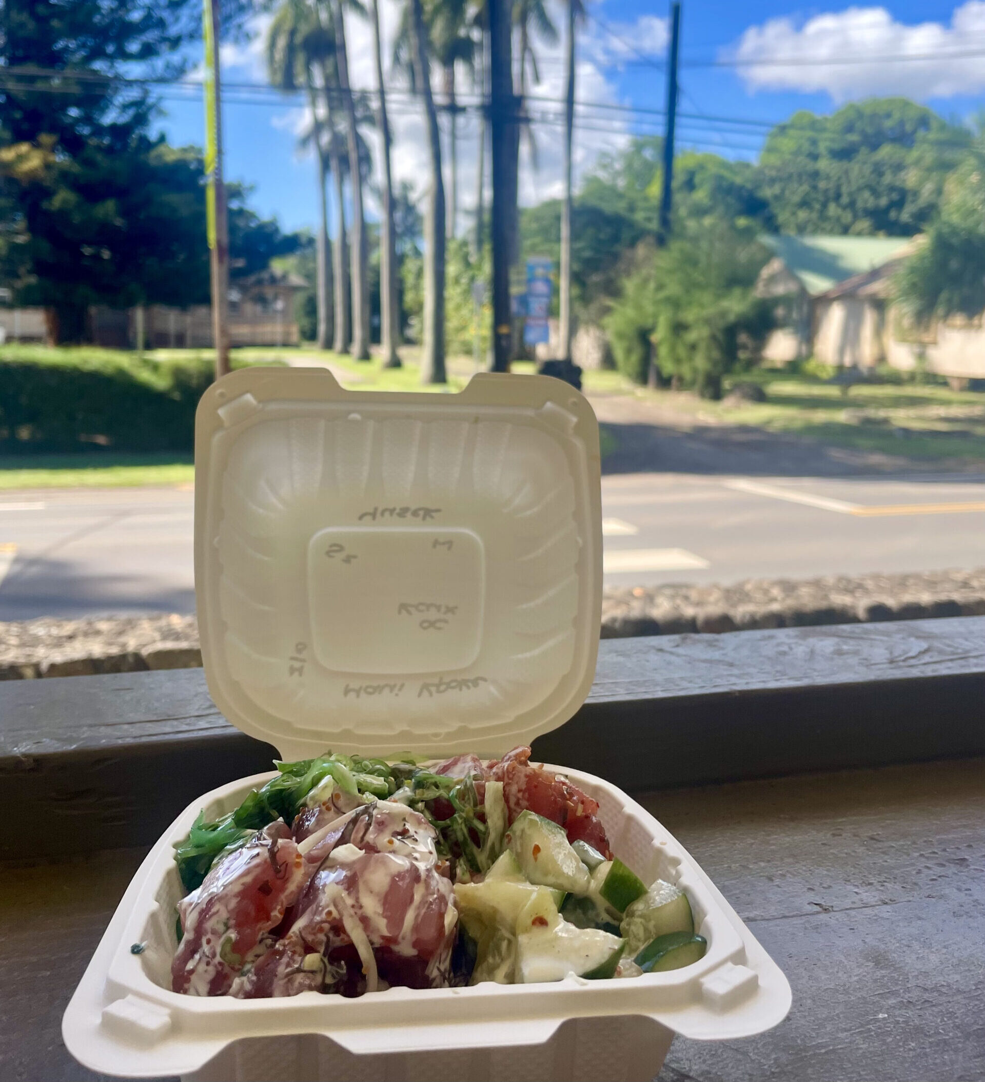 カウアイ島でおすすめのランチ。ポキ丼は外せない絶品グルメです。