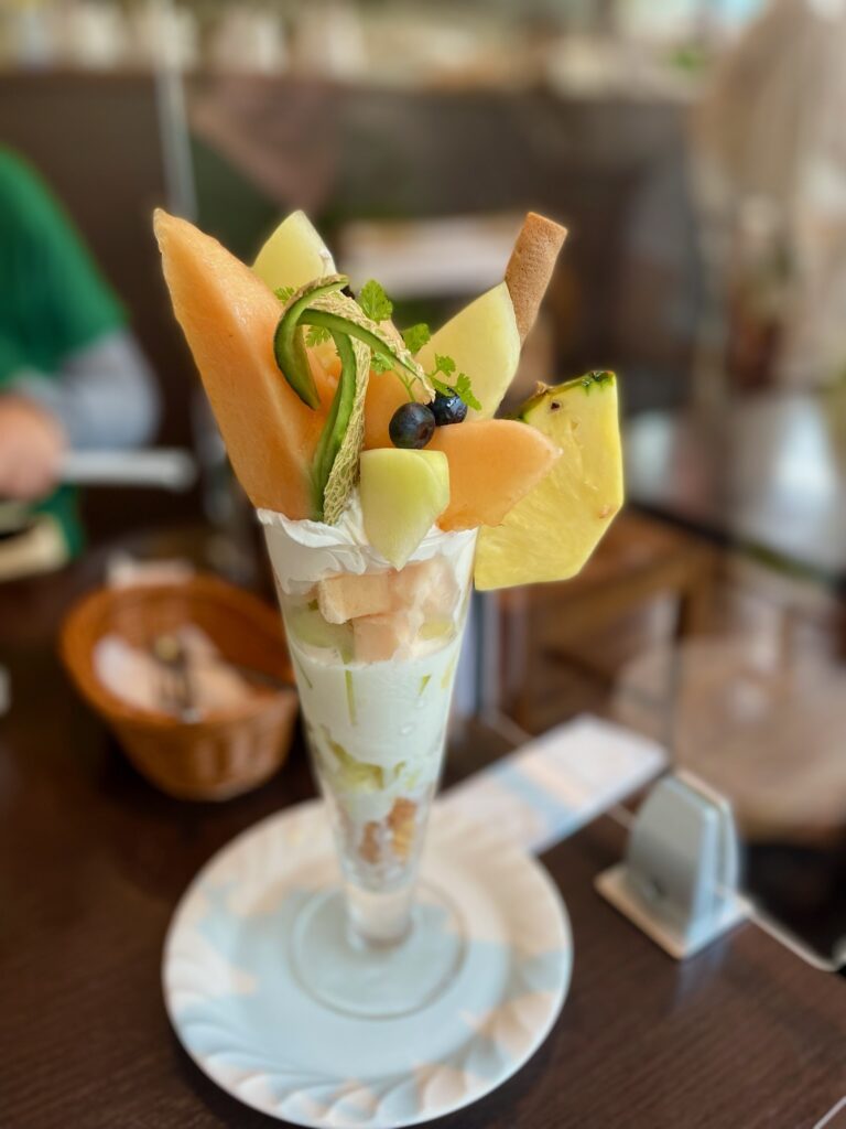 川西市でおすすめのカフェで食べたフルーツパフェ