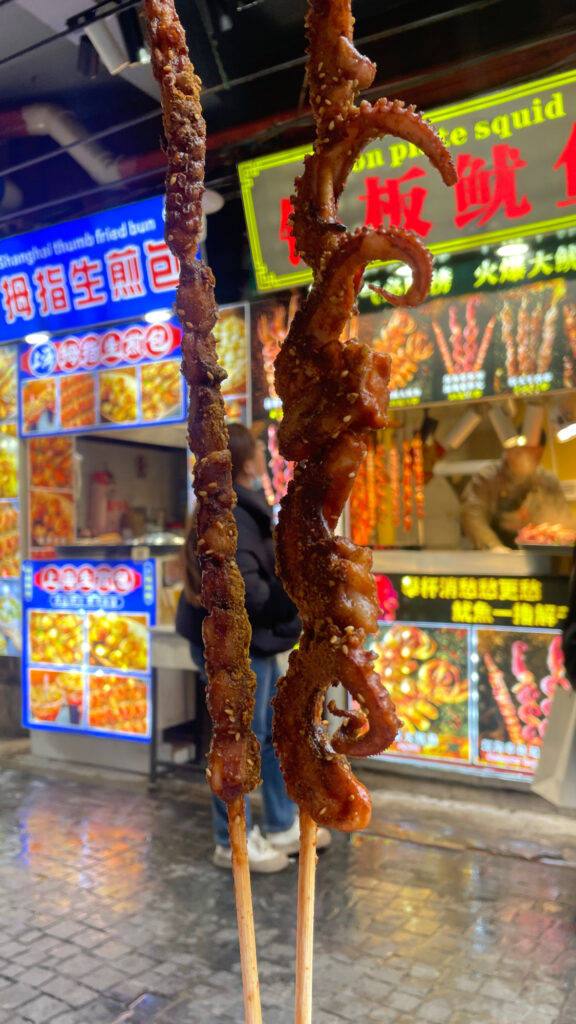 上海の露店でよく見かける羊串とイカ串はスパイシーで美味しい。