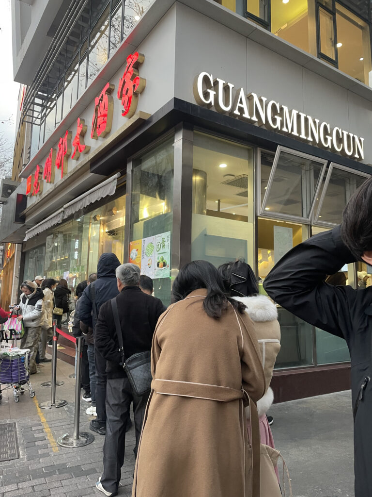 光明邨大酒家は上海ローカルに人気のある月餅のお店。ひとつから購入できるので、食べ歩きにもぴったり。