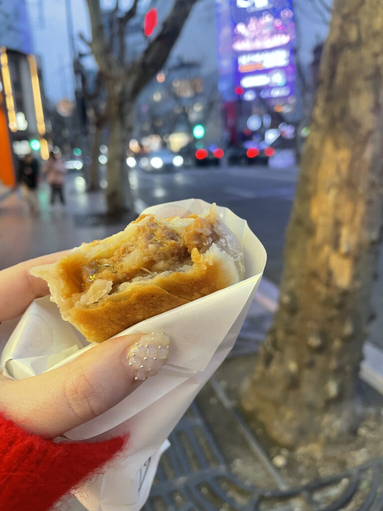 上海ローカルに大人気なお店「光明邨大酒家」の月餅はお肉がたっぷり詰まっている。食べ歩きにもぴったりのグルメ。