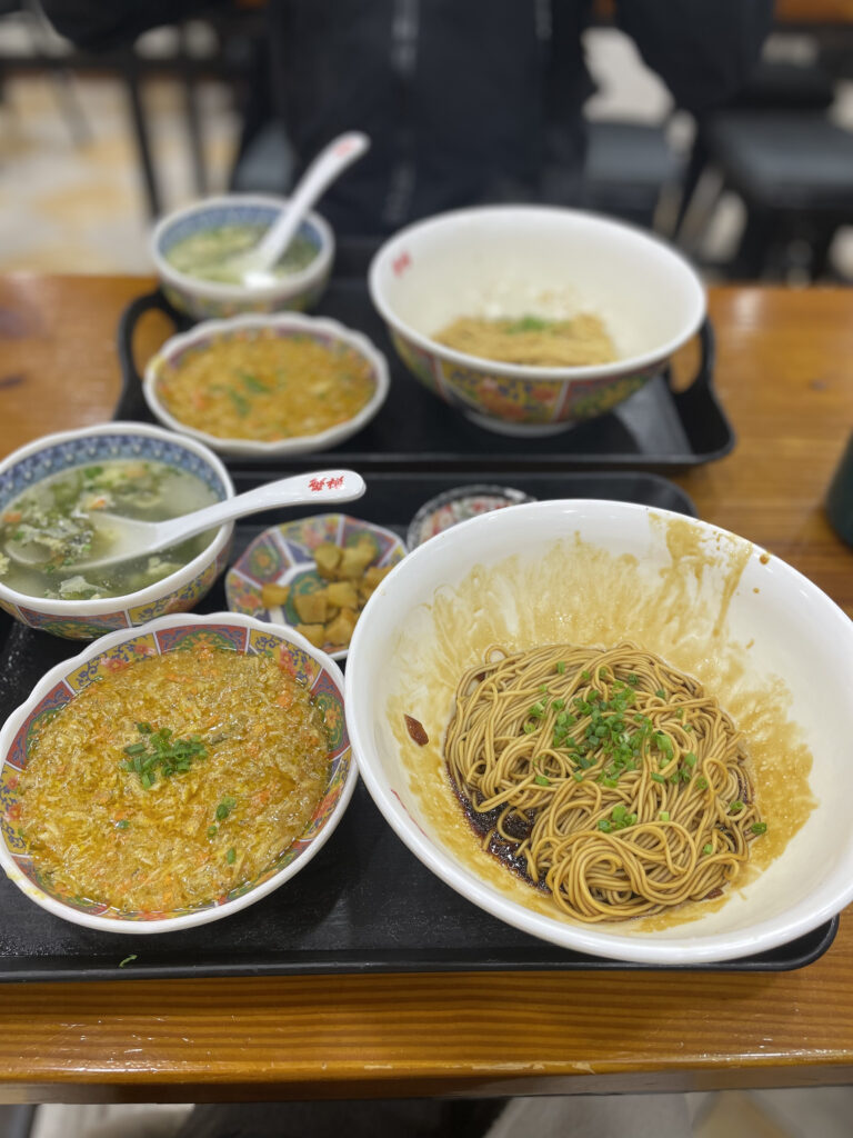 上海にある荘氏隆興面館四川中路店は行列必至の蟹餡かけ麺の名店。