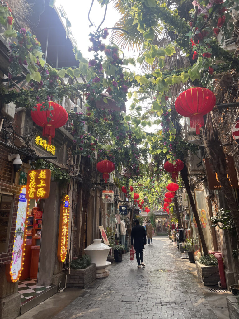 田子坊の写真映えスポット。伝統的な中国のお土産選びや、食べ歩きが楽しめる。
