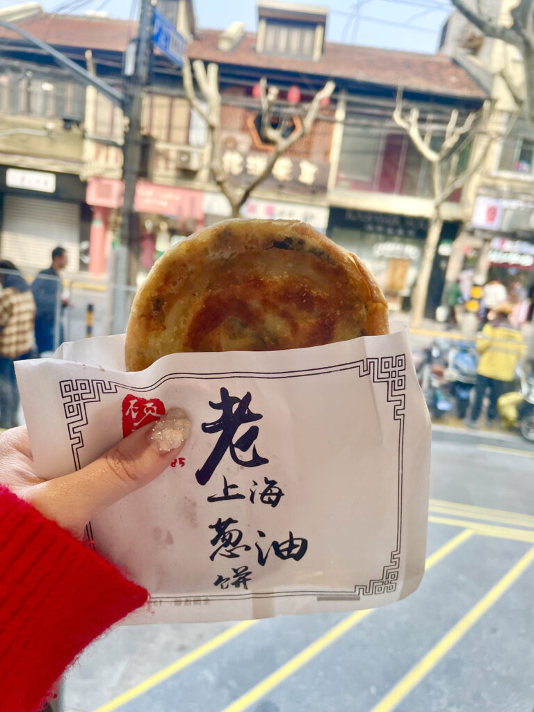 上海のローカルフード「葱油餅」はカリッと香ばしく、シンプルで美味しい。