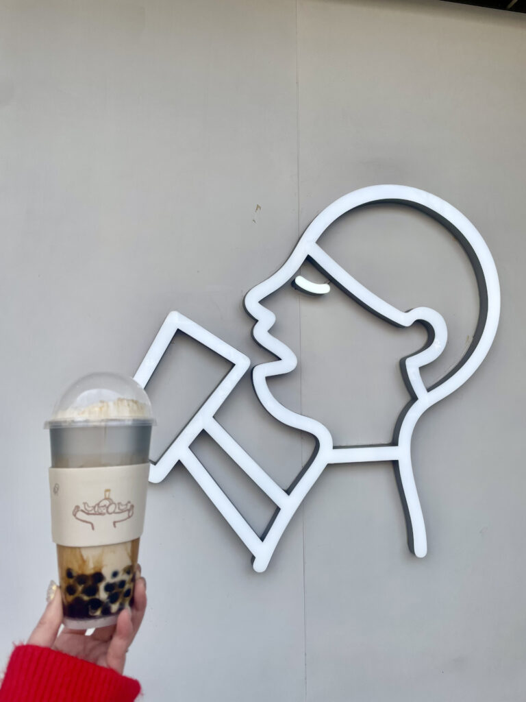HEY TEAは、上海で人気沸騰中のティースタンドで、濃厚チーズクリームが人気。