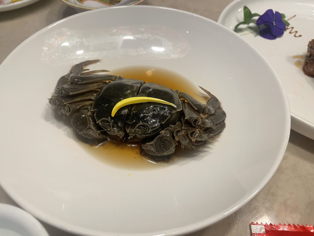 人和館で食べた上海蟹は上品な紹興酒で漬けてあってとっても美味しいです。