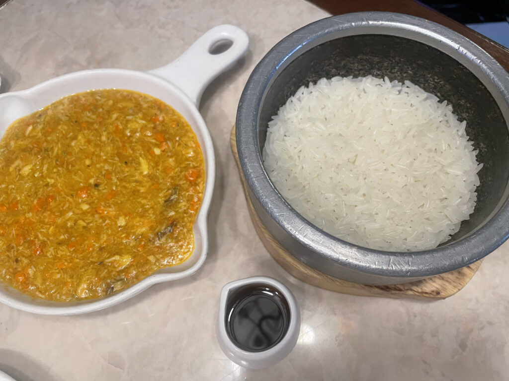 人和館で人気があるメニューは蟹餡かけご飯です。