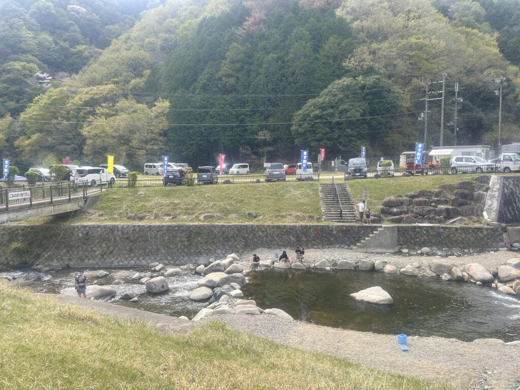 止々呂美ふれあい広場の駐車場はのぼりが目印です