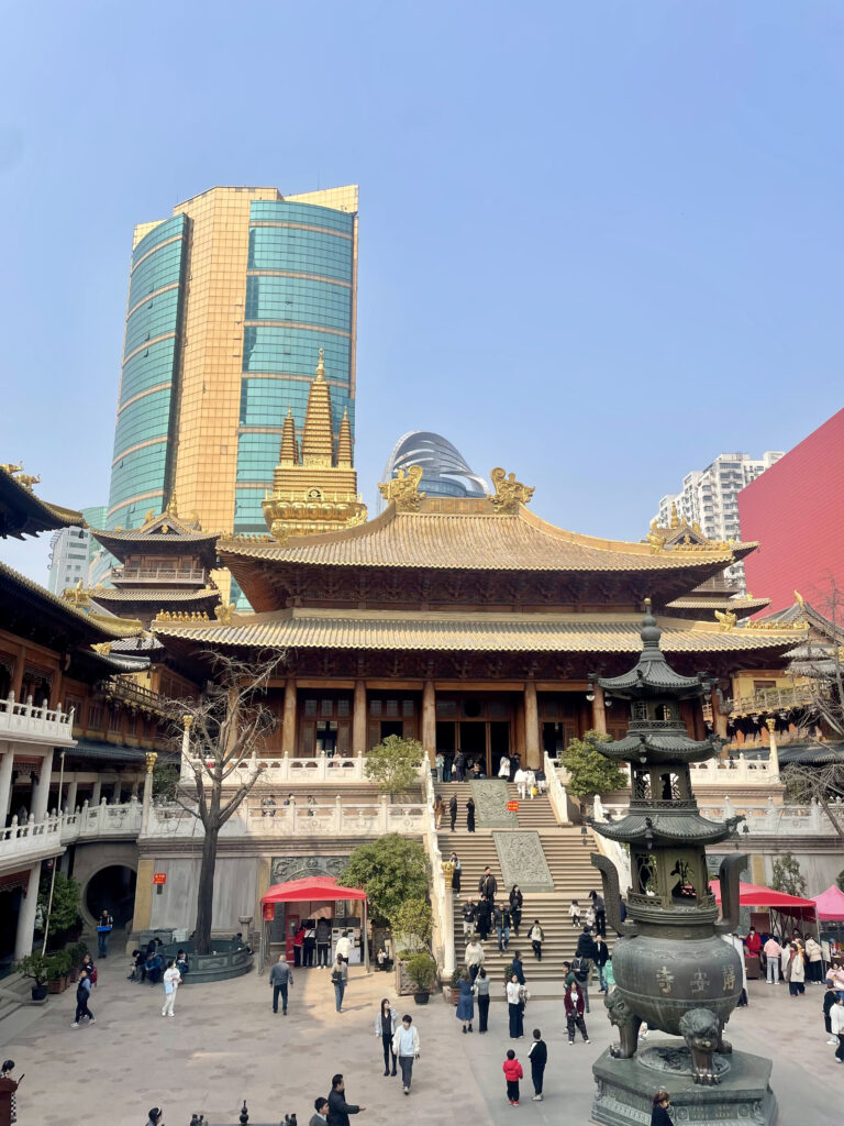 上海の街の中に突如現れる金色のお寺「静安寺」