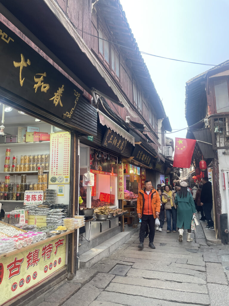 朱家角の路地にずらっと並ぶお土産屋さん。